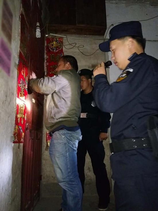 石河子粗心妈妈误将幼女锁家中 民警全城寻开锁师傅开门