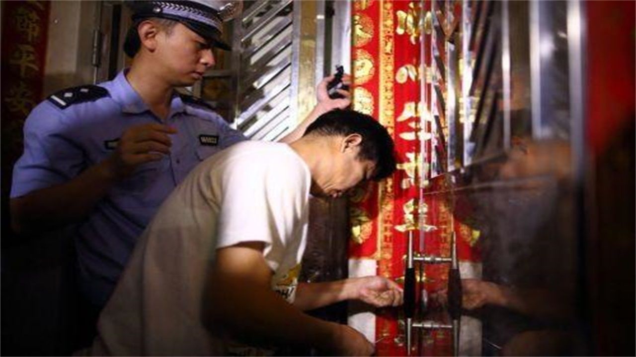 石河子请开锁师傅开了锁后，师傅为什么一般都不进门，就算主人请也不进去？